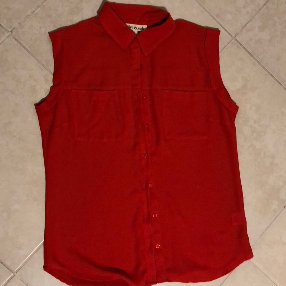 Ladies sleeveless button down top